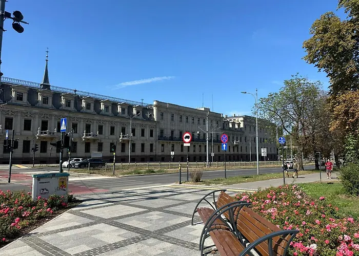 Polonia Residences 70- Locations -fabryczna Station, Piotrkowska Street -theatres -museums -ec1 Planetarium